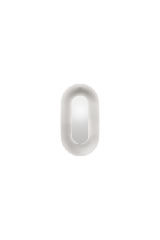 Oval sølvfarvet væglampe med indirekte lyskilde, på hvid baggrund