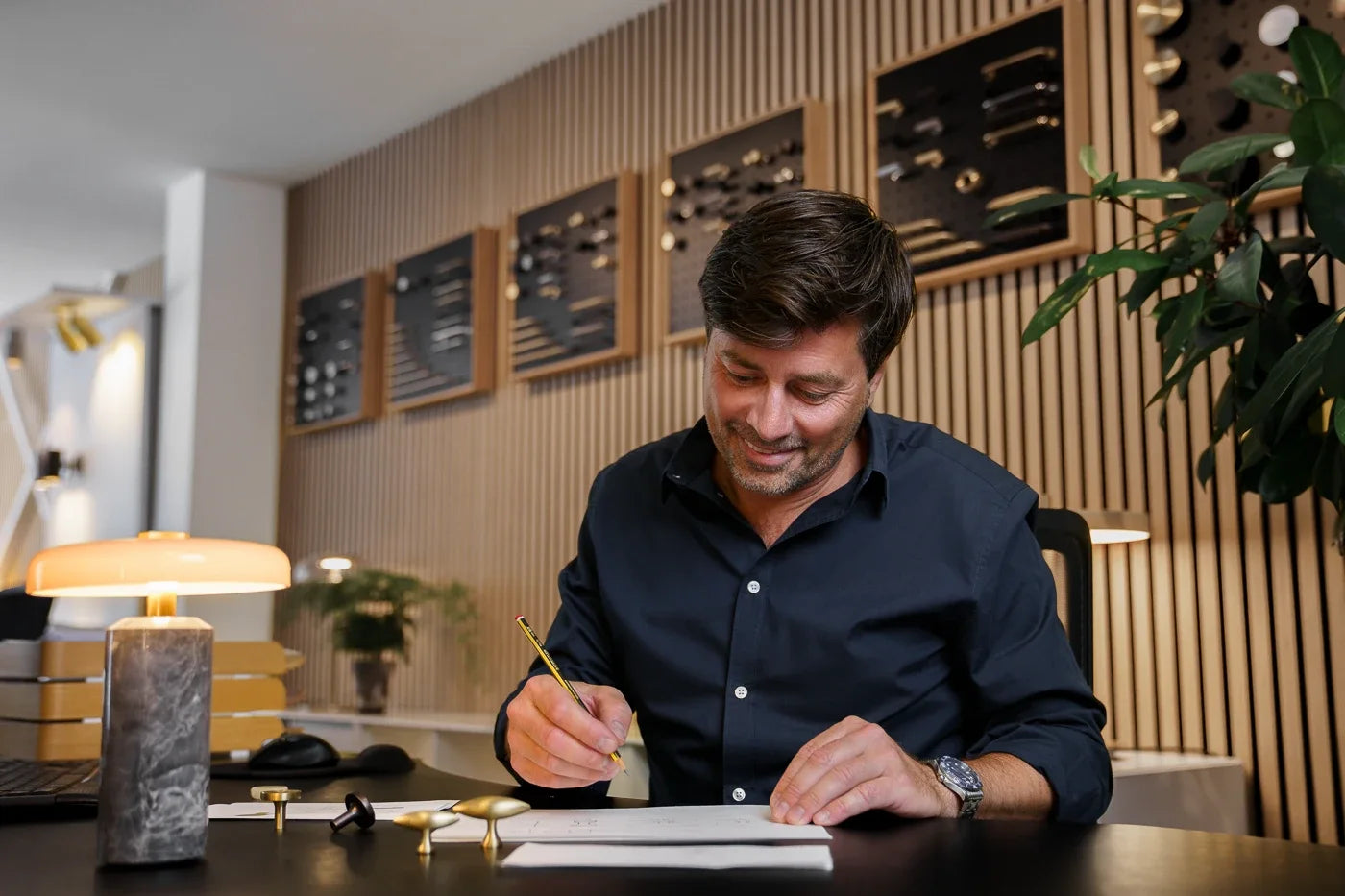 Christian arbejder med design og skitser